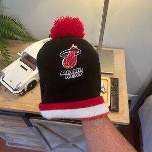 Mitchell and ness Miami heat Pom Pom hat
